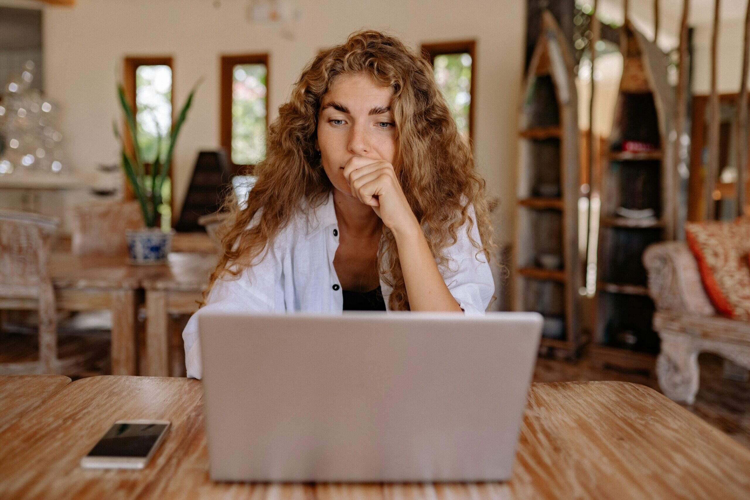 Personne qui réfléchie pour sa stratégie d'emailing